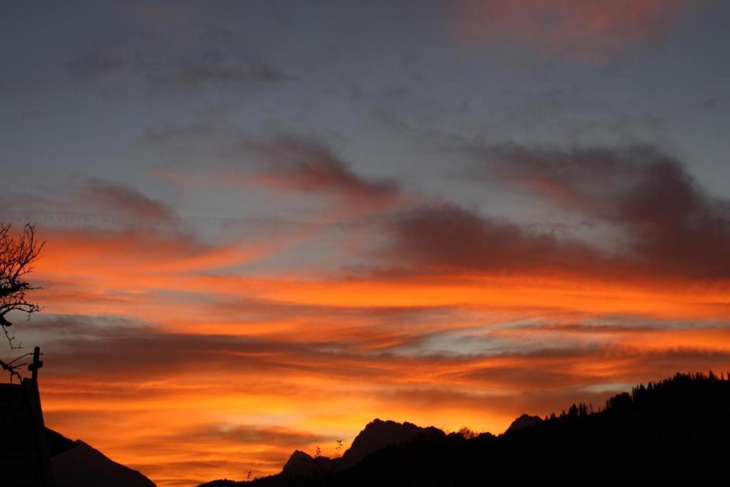 Pfeiffer Alm Am Sonnenhang Mit Blick Auf Die Zugspitze การ์มิช-พาร์เทนเคียร์เชน ภายนอก รูปภาพ