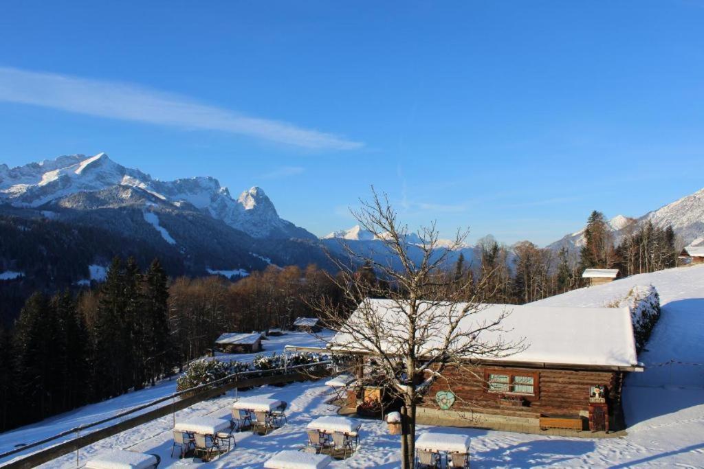 Pfeiffer Alm Am Sonnenhang Mit Blick Auf Die Zugspitze การ์มิช-พาร์เทนเคียร์เชน ภายนอก รูปภาพ